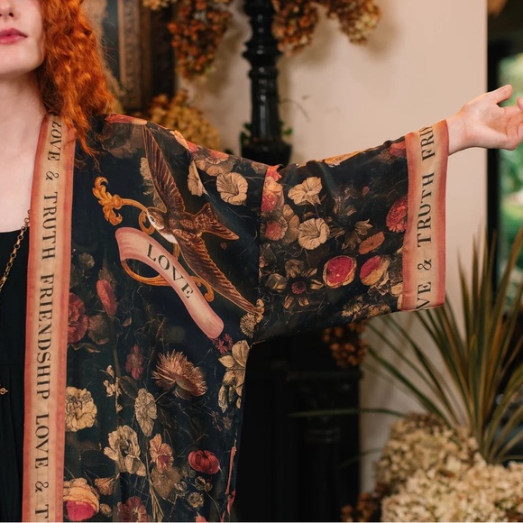 ⭐️NEW⭐️ Heart of Gold Vintage Victorian Art Full Length Duster Robe - Picture 7 of 15